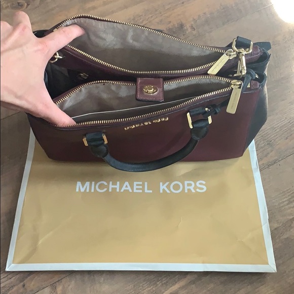 100% Authentic MK Handbag w/ strap - Picture 3 of 5